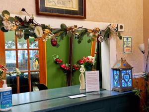 un comptoir avec un ruban et des fleurs. dans l'établissement Rosehall Hotel, à Édimbourg