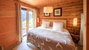 Giường trong phòng chung tại Savoyard - Chalet - BO Immobilier - remises sur les forfaits de skis Châtel ou Portes du soleil