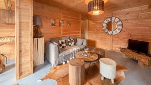 sala de estar con sofá y mesa en Savoyard - Chalet - BO Immobilier, en Châtel