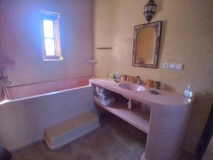 Koupelna v ubytování Riad Mamy Wababi + 31 fotografií
