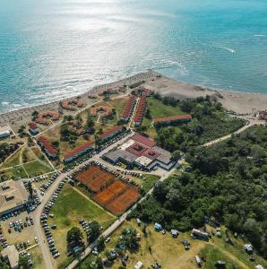 uma vista aérea de um parque junto ao oceano em FKK Ada Bojana em Ulcinj