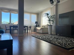 un soggiorno con divano e TV di Luxury Sunny Villa a Málaga