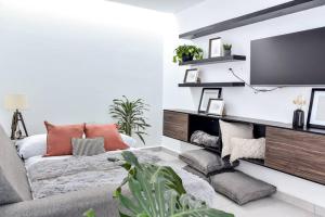 sala de estar con sofá y TV de pantalla plana en Casa con Vista al Cielo en Aguascalientes