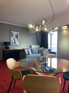 Una sala de estar con una mesa de cristal y un sofá. en Apartament Rezydencja Przy Młynie, en Gorzów Wielkopolski