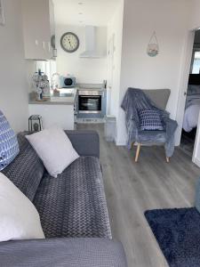 ein Wohnzimmer mit 2 Sofas und einer Küche in der Unterkunft Isla's Haven Holiday Chalet in Bridlington