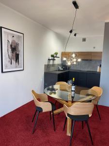 Un comedor con mesa y sillas en Apartament Rezydencja Przy Młynie, en Gorzów Wielkopolski 11 fotos más