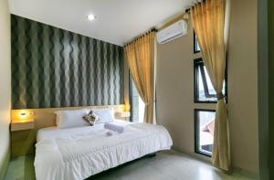 Postel nebo postele na pokoji v ubytování Vila Keluarga Syariah Mawar 82, Dago Resort 4BR dengan Privat Pool BBQ dan Rooftop + 24 fotografií