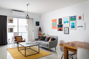 Posezení v ubytování Chic, Modern & Spacious 2BR Apartment close to the sea - Marsaskala