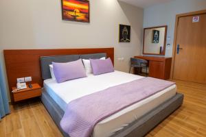 Postel nebo postele na pokoji v ubytování 6 Milje Hotel