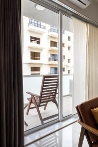 Balkón nebo terasa v ubytování Chic, Modern & Spacious 2BR Apartment close to the sea - Marsaskala