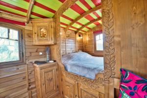 ein Schlafzimmer mit einem Bett in einem Holzzimmer in der Unterkunft Clamador in Saintes-Maries-de-la-Mer