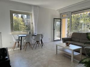 sala de estar con sofá y mesa en Luxus City Apartment en Baden-Baden