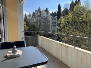 una mesa en un balcón con vistas a un edificio en Luxus City Apartment en Baden-Baden