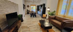 sala de estar con sofá y chimenea en Janus Casa nel Verde - Relax Pool & Spa, en Giano Vetusto