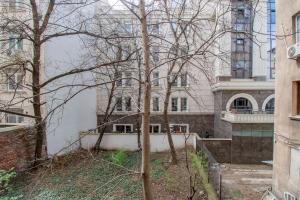 ein Gebäude mit einem Baum davor in der Unterkunft Casa Dolce Far Niente, 2BATH&2BED in Sofia