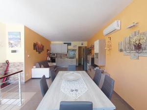 jadalnia i kuchnia ze stołem i krzesłami w obiekcie Casa Vacanza Samantha - Otranto w mieście Otranto