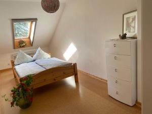 um quarto com uma cama com uma cómoda e uma janela em Ferienwohnung Neetze em Neetze