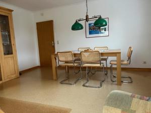 una sala da pranzo con tavolo e sedie in legno di Ferienwohnung Neetze a Neetze