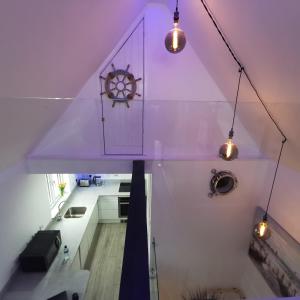 Кухня или мини-кухня в AnchorageWells Lodge, Seaview Apartment
