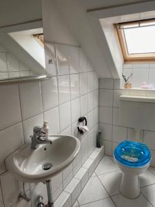 a bathroom with a sink and a toilet at Ferienwohnung Neetze in Neetze