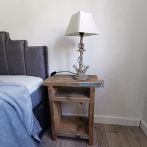 Кровать или кровати в номере AnchorageWells Lodge, Seaview Apartment