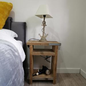 Кровать или кровати в номере AnchorageWells Lodge, Seaview Apartment