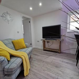 Телевизор и/или развлекательный центр в AnchorageWells Lodge, Seaview Apartment