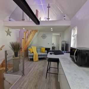 Гостиная зона в AnchorageWells Lodge, Seaview Apartment