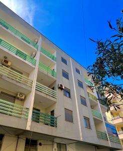 - un bâtiment blanc avec des balcons sur le côté dans l'établissement Beach apartment, à Durrës