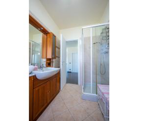 een badkamer met een wastafel en een douche bij Lake view apartment with parking in Dongo - Larihome A26 in Dongo