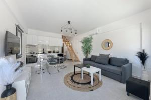 Gallery image of Black and White Villa in Vourvoulos