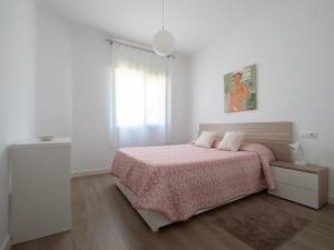 En eller flere senge i et værelse på HOUSE IN PRIVATE URBANIZATION + 18 billeder