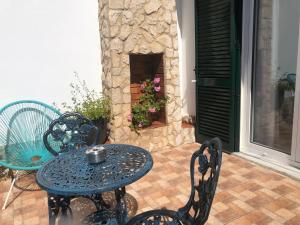 una mesa y sillas en un patio en Casa GiGi en Sagres