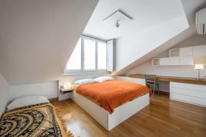 米兰tHE Orange Attic - Navigli Area的阁楼卧室配有1张床和1张书桌