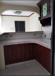 une cuisine vide avec un comptoir et un évier dans l'établissement Affordable cozy BlueHouse, à General Trias