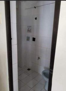 uma casa de banho com WC e piso em azulejo em Affordable cozy BlueHouse em General Trias
