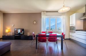 Kuchyň nebo kuchyňský kout v ubytování Nymphs of Lake Como, House of Harmony - Lake view apartment