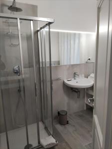uma casa de banho com um chuveiro e um lavatório. em Affittacamere Ca der Culunellu em Soviore