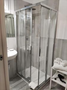 un bagno con cabina doccia e lavandino di Affittacamere Ca der Culunellu a Soviore