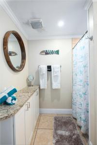 Ein Badezimmer in der Unterkunft Pirates Pointe Resort