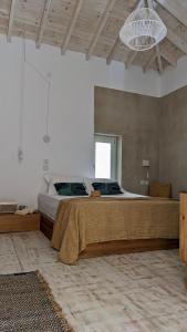 1 dormitorio con 1 cama grande en una habitación en Synoikies by Oikieskiathos en Skiathos