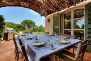- une table pour un repas sur la terrasse dans l'établissement La Baldina, à Gassin