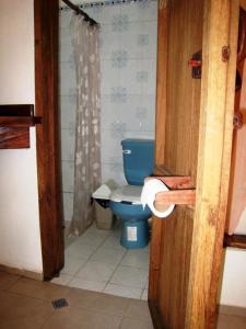 La salle de bains est pourvue de toilettes bleues. dans l'établissement Los metates, à Zipolite