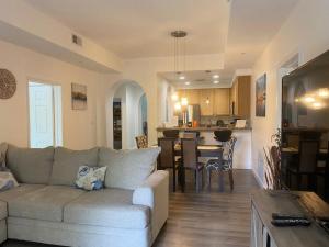 sala de estar y cocina con sofá y mesa en Caribe Cove, en Kissimmee