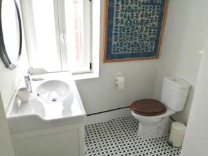 La salle de bains est pourvue de toilettes, d'un lavabo et d'une fenêtre. dans l'établissement El Patio de la Ballena, à Vejer de la Frontera