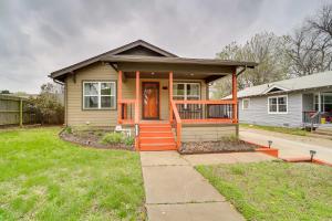une petite maison avec une véranda à l'avant orange dans l'établissement Tulsa Vacation Home about 3 Mi to Downtown, à Tulsa