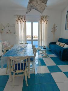 uma sala de estar com uma mesa e um sofá em Casa Vacanze Miranda em Torre dei Corsari