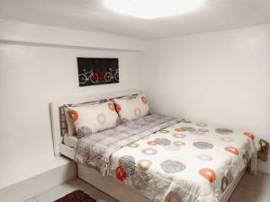 una camera bianca con un letto con di Adriana's Place Tagaytay a Tagaytay