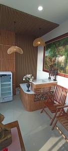 salon z biurkiem i 2 krzesłami w obiekcie The Cabin Hotel Ambasador w mieście Yogyakarta