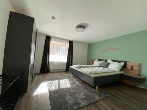 um quarto com uma cama e uma janela em Appartement Two em Ötztal-Bahnhof